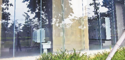 福建一高校现透明男厕所女生调侃称是福利(图)