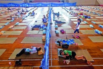 上大迎新 300名家长体育馆里“排排睡”(图)