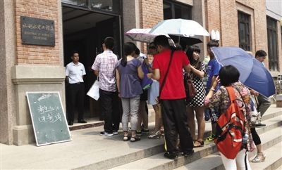 2015年6月16日,清华大学,参加“领军计划”的考生在准备复试。新京报记者 浦峰 摄