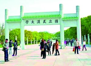 武汉一高校校门“撞脸”清华园