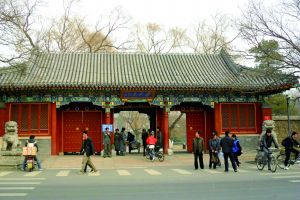 武汉一高校校门“撞脸”清华园