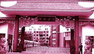 武汉一高校校门“撞脸”清华园