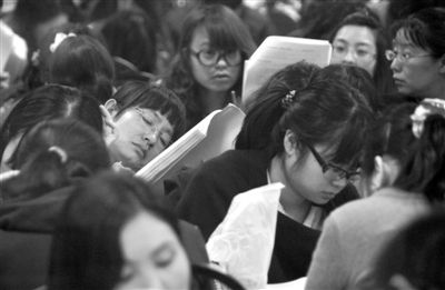 培训机构安排学员在餐厅上课遭抗议