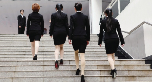 职校要求学生穿正装 称为提前进入职业角色