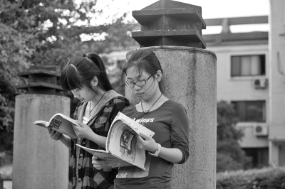 同学们吃完饭便拿起课本在校园里复习功课。记者 林群心 摄