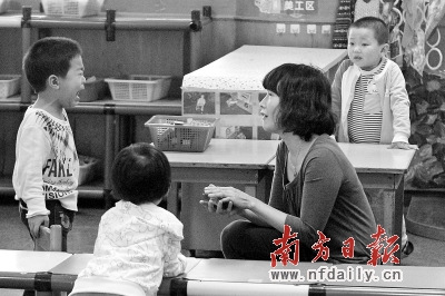  一名老师在安慰闹小脾气的小朋友。