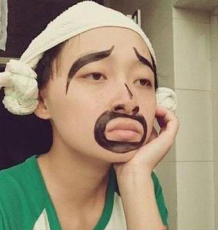 鬼脸妹子“犯二”