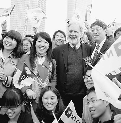 上海纽约大学奠基典礼上，学生们与校长合影。钮一新摄（新华社发）