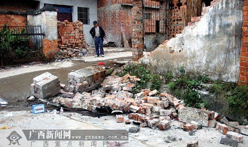 广西小学学生爬铁门致围墙倒塌致1死3伤（图）