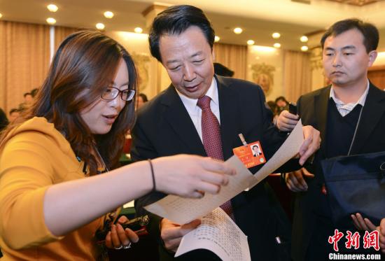 地方要员两会上回应热点话题 直言不讳凸显决心