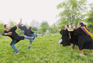 青春无悔 大学生毕业留影搞怪照片层出不穷