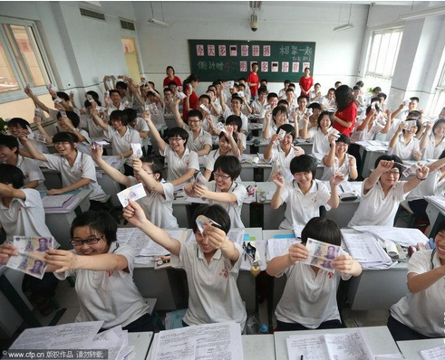 河南省高校发放连号人民币 寓意十全十美