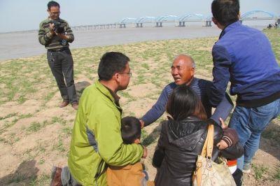 大学生跳入黄河救落水男童 自己被冲走(图)