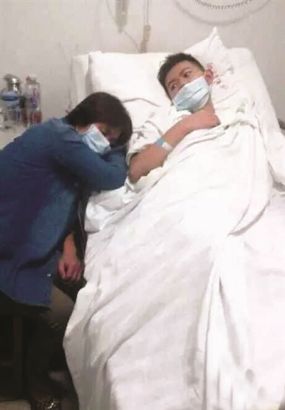 去世前三小时 绝症学子收到大学通知书