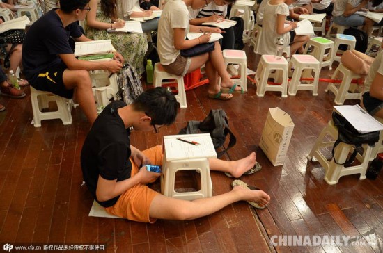 3500人的考研课 消耗近三千盒饭30桶水