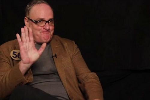 56岁的彼得向年轻时候的自己打招呼。