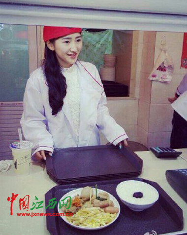 江西师大“食堂女神”爆红网络（图片来源于网络）
