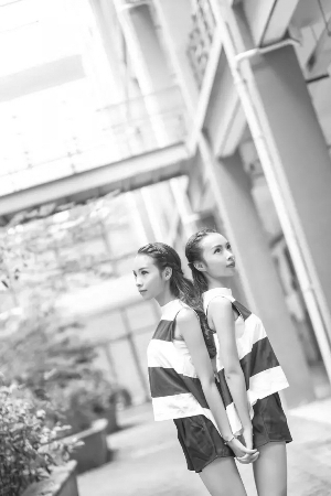 长得一模一样的袁娇和袁艳 本人供图